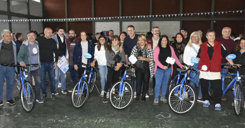 Entregaron bicicletas a m�s de 200 auxiliares de escuelas de Santa Marta y Centenario