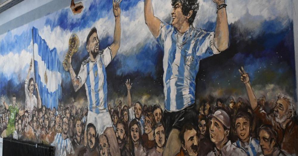 Messi Maradona y los hinchas festejando