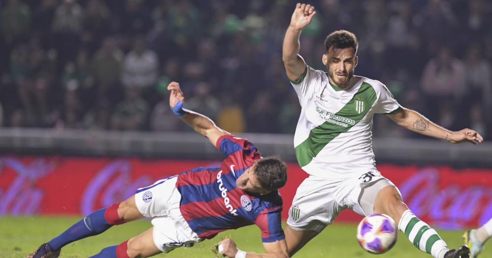 Mago volvió a ser titular con Falcioni