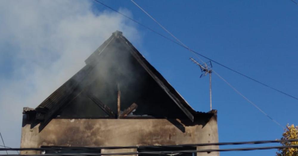 Un feroz incendio destruyoacute la planta alta de una casa de Lomas