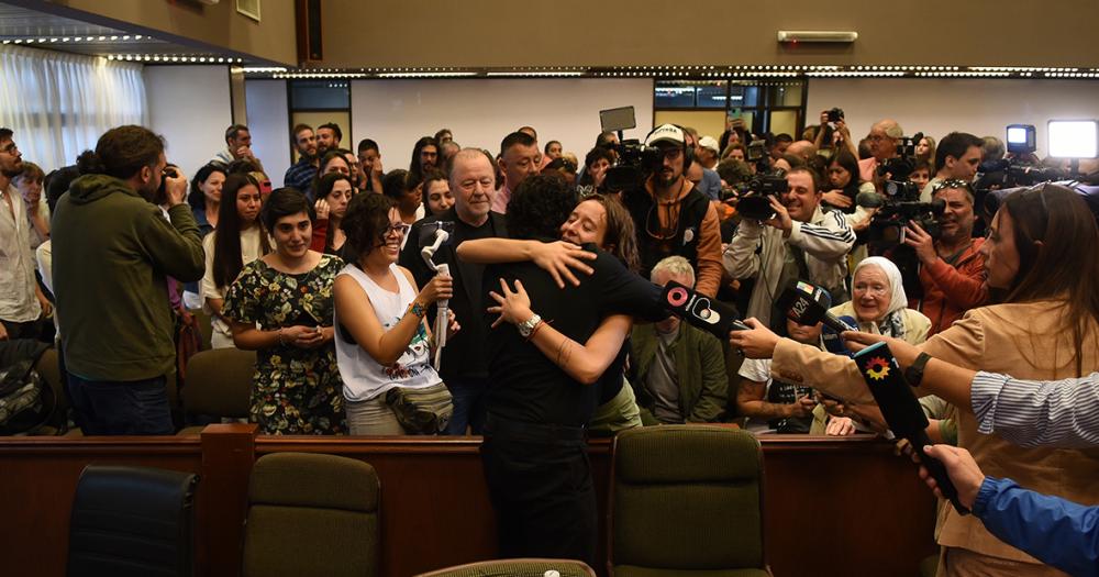 El abrazo a Marcos Baz�n tras su absolución en el caso Anahí Benítez