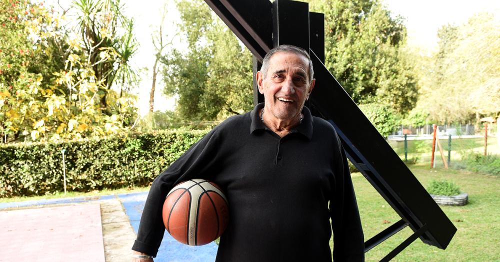 Tiene 78 antildeos y es basquetbolista veterano- jugoacute 10 mundiales y va por maacutes