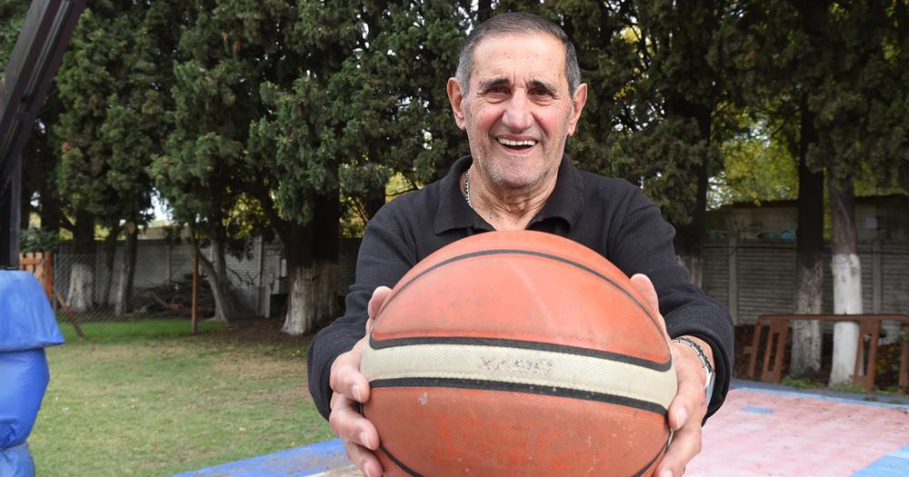 Tiene 78 antildeos y es basquetbolista veterano- jugoacute 10 mundiales y va por maacutes