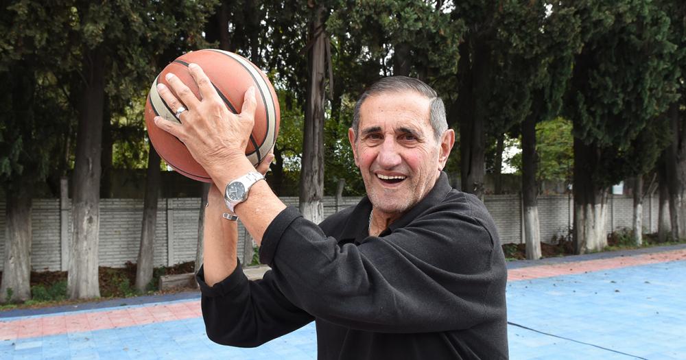 Tiene 78 antildeos y es basquetbolista veterano- jugoacute 10 mundiales y va por maacutes