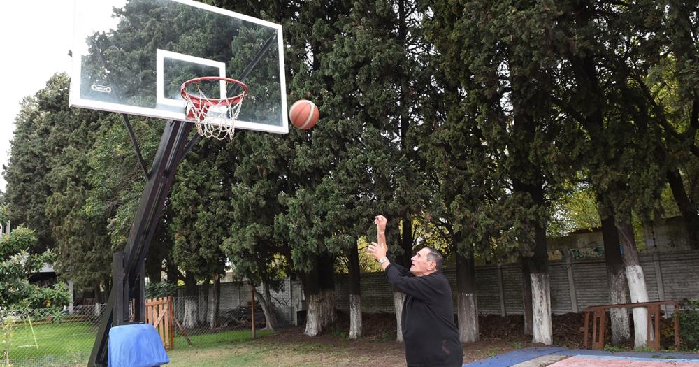 Tiene 78 antildeos y es basquetbolista veterano- jugoacute 10 mundiales y va por maacutes