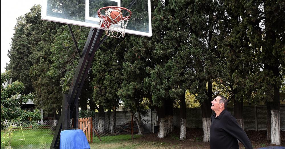 Tiene 78 antildeos y es basquetbolista veterano- jugoacute 10 mundiales y va por maacutes