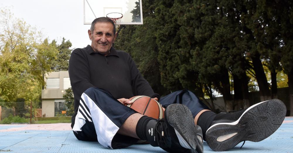 Tiene 78 antildeos y es basquetbolista veterano- jugoacute 10 mundiales y va por maacutes