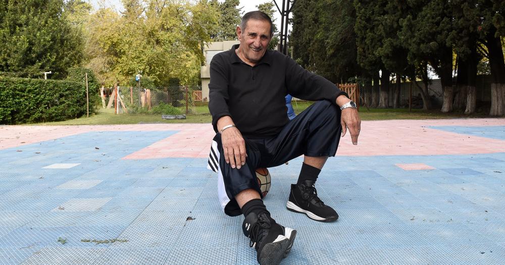 Tiene 78 antildeos y es basquetbolista veterano- jugoacute 10 mundiales y va por maacutes