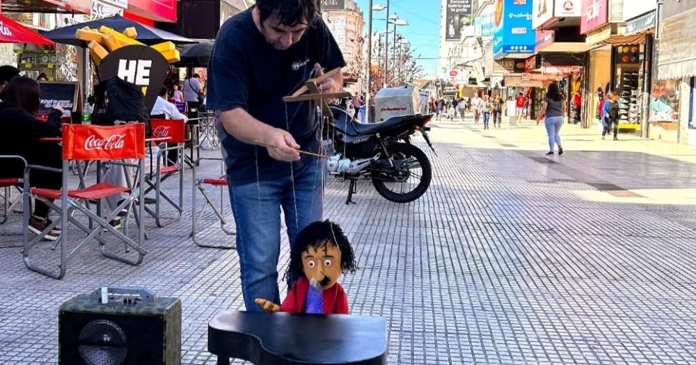 El marionetista de la peatonal Laprida que deslumbra con su mini Charly Garciacutea 
