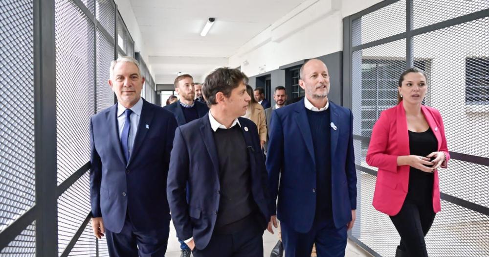 Alak Kicillof e Insaurralde recorriendo las instalaciones