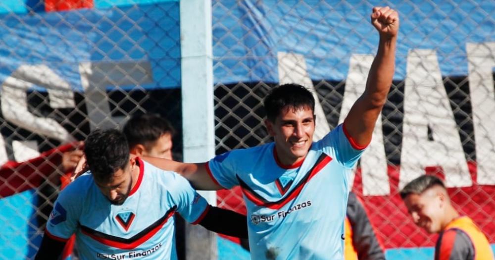 Mendoza festeja su gol con Vidal