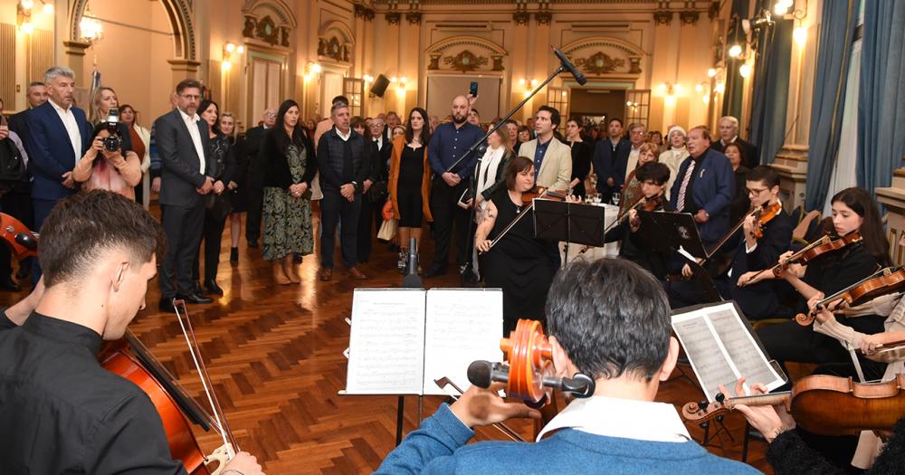 Camerata Monte Grande interpretó el himno nacional y el himno italiano