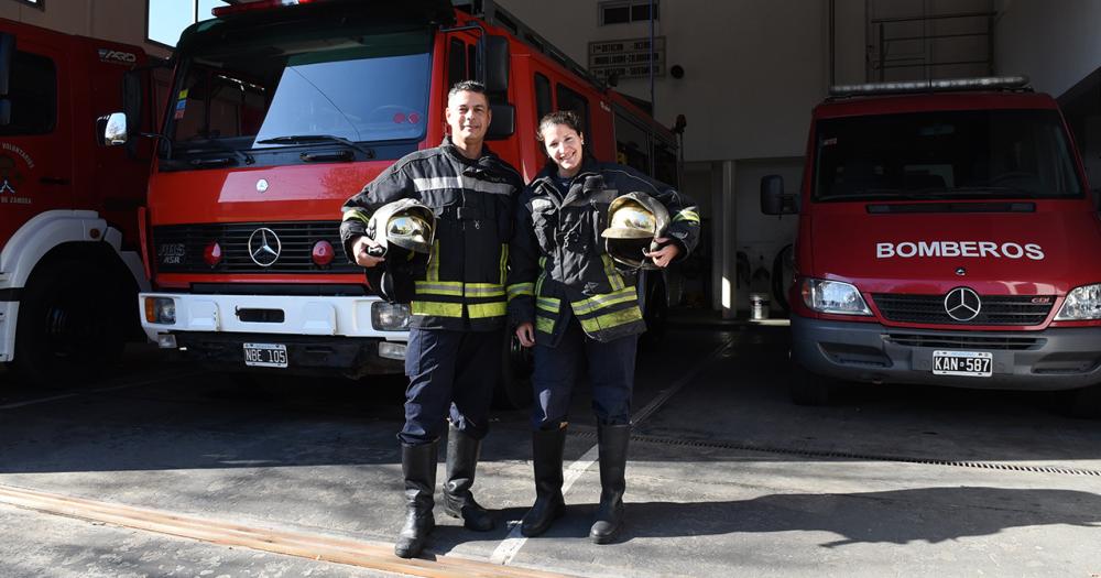 Se conocieron siendo bomberos y no se imaginan la vida lejos del cuartel