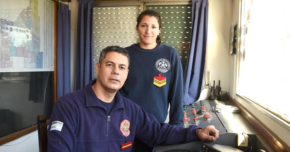 Se conocieron siendo bomberos y no se imaginan la vida lejos del cuartel