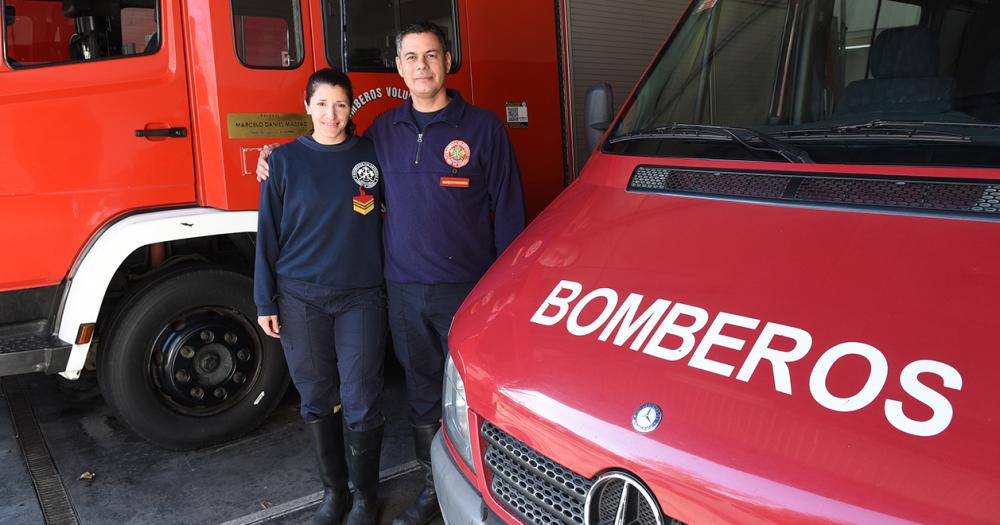 Se conocieron siendo bomberos y no se imaginan la vida lejos del cuartel