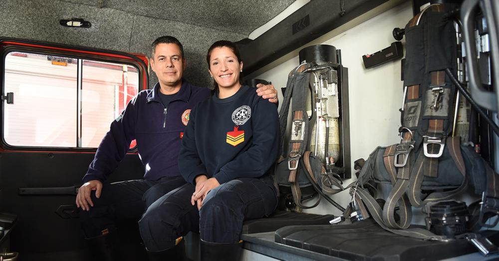 Se conocieron siendo bomberos y no se imaginan la vida lejos del cuartel