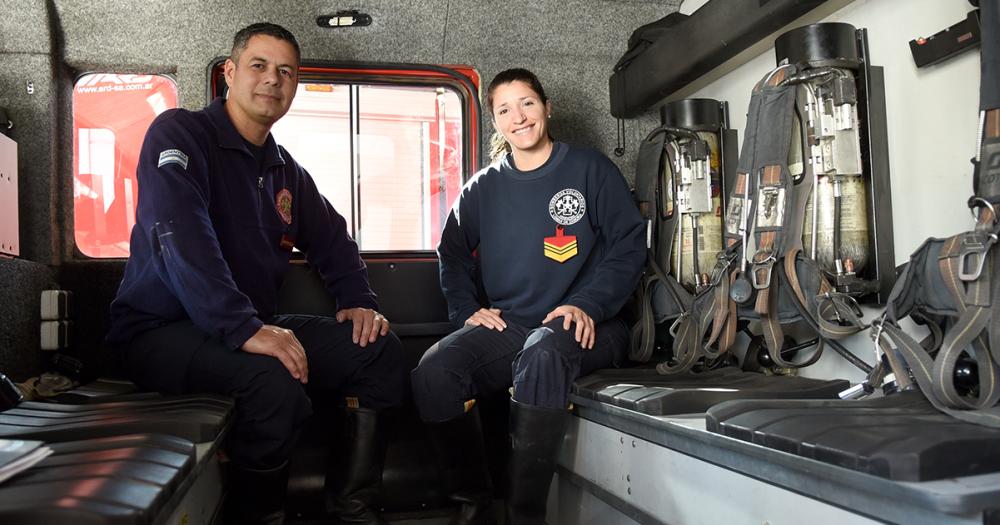 Se conocieron siendo bomberos y no se imaginan la vida lejos del cuartel