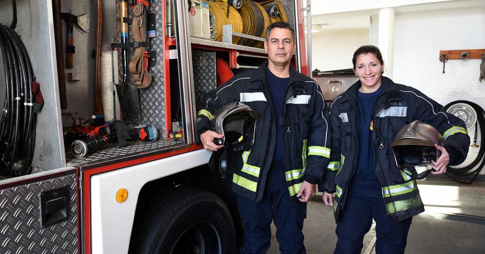 Se conocieron siendo bomberos y no se imaginan la vida lejos del cuartel