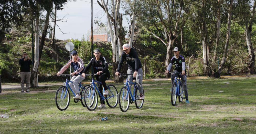 Los chicos se fueron felices del parque con sus nuevas bicicletas