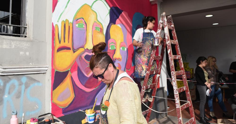 Ni Una Menos- pintaron un mural en la estacioacuten de Lomas