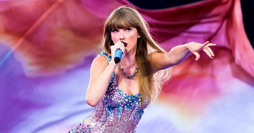 El insoacutelito accidente de Taylor Swift en pleno show- se tragoacute un