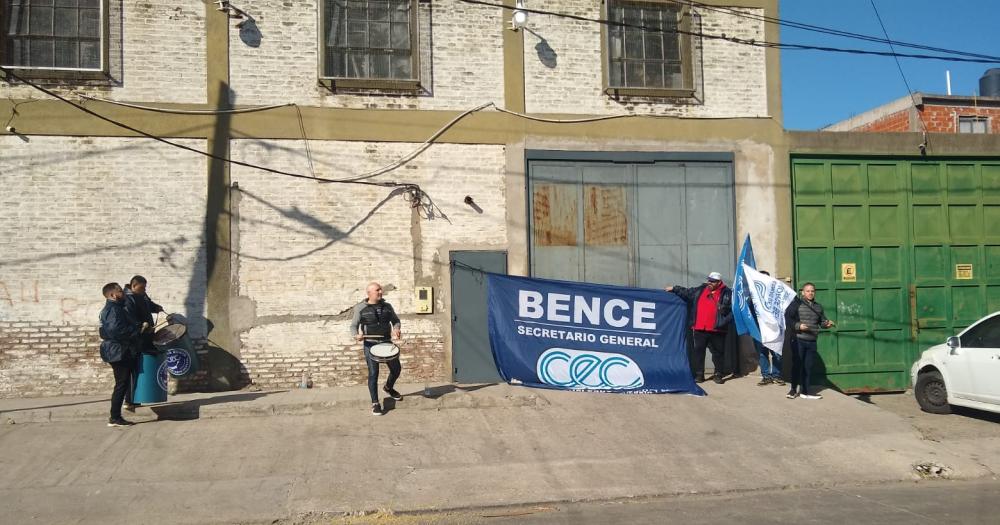 Fuerte protesta frente a un supermercado y un mayorista en Budge