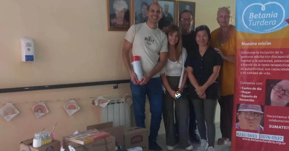 Todo el grupo de Betania a la espera de las donaciones