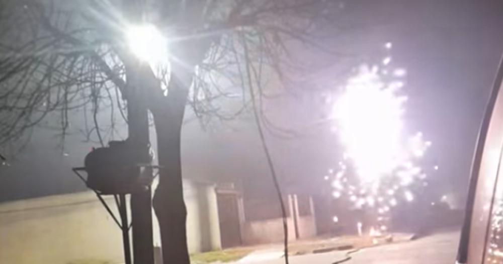 Un fuerte chispazo y explosiones en un poste de luz de Andrés Bello y Rawson
