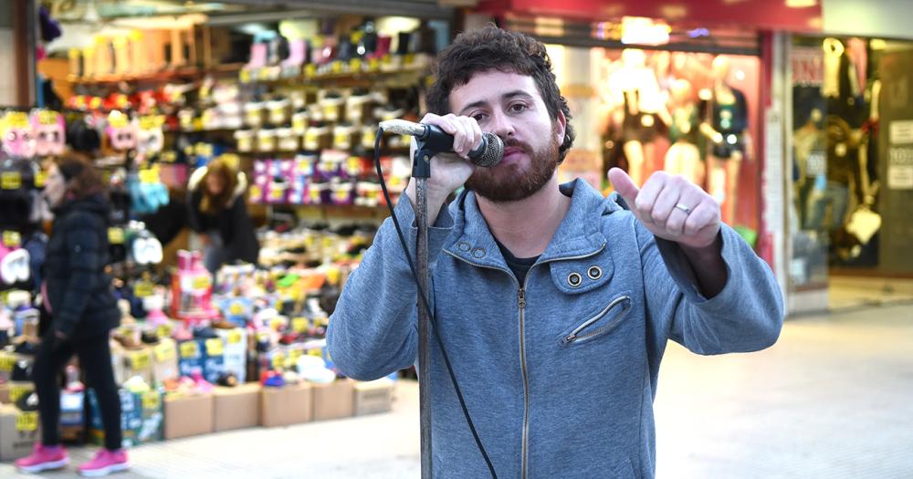 Jonathan canta en Laprida desde el 2014