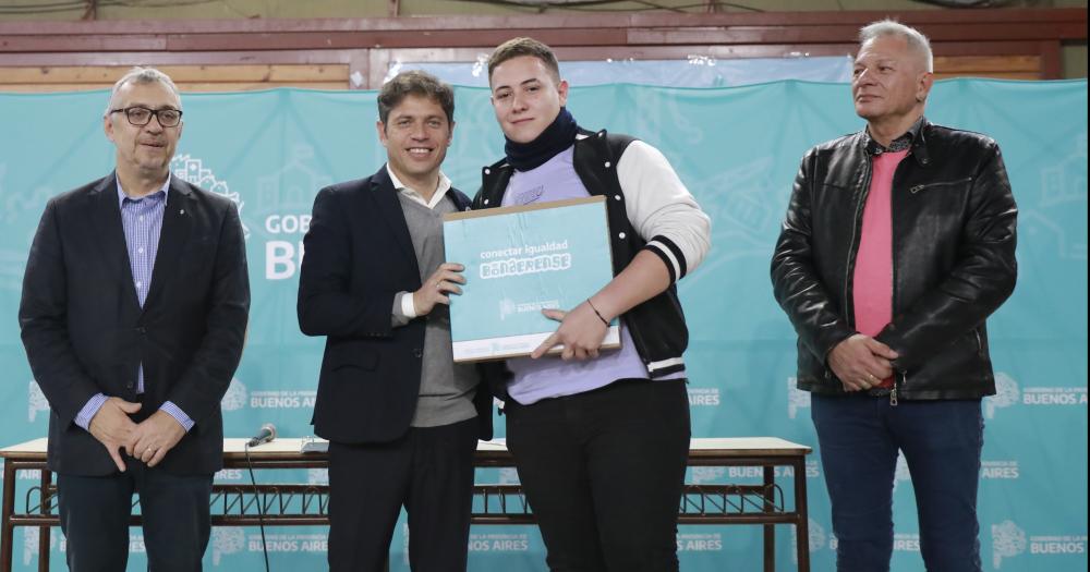 el gobernador entregó computadoras para estudiantes en San Isidro