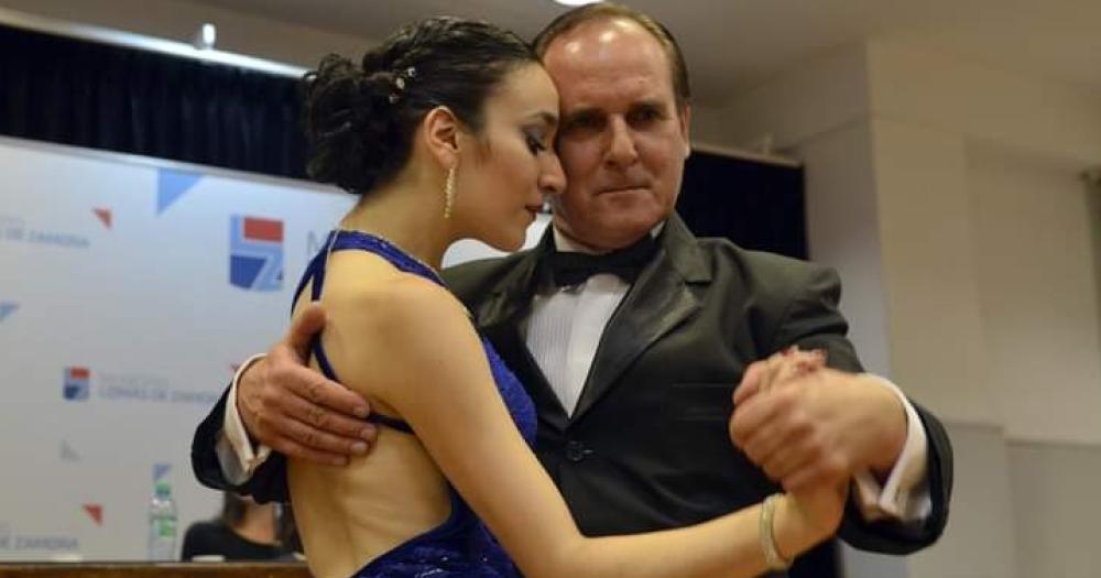 Daniel y Eliana trasmiten sus conocimientos a los vecinos interesados en el tango