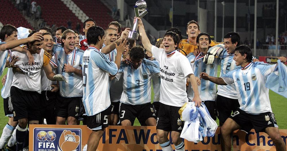 Messi alza la copa con todos sus compañeros alrededor