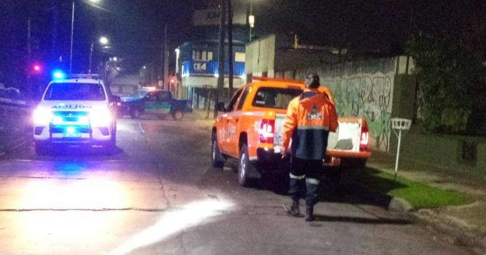 La Policía y Defensa Civil de Lomas en el lugar