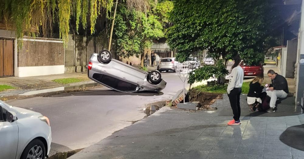 El auto quedó volcado sobre el asfalto