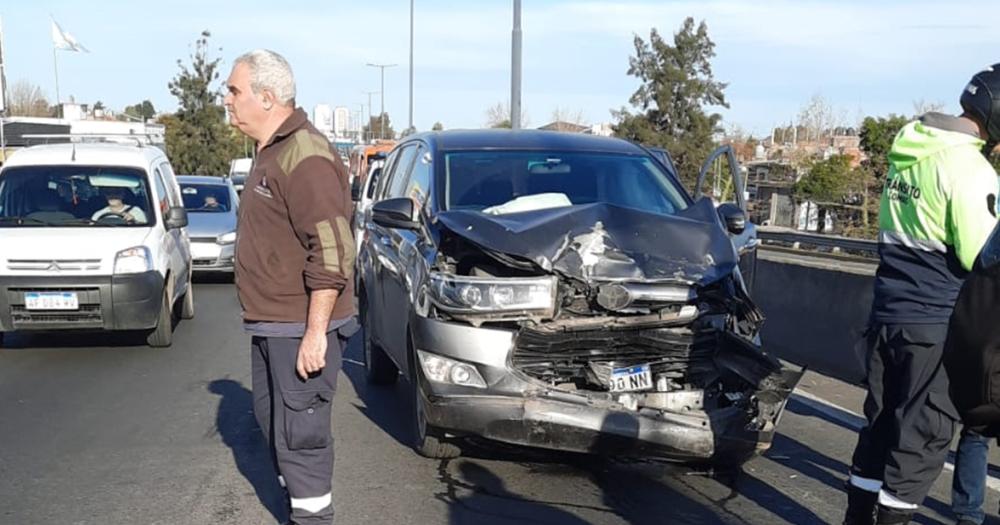 Uno de los autos quedó con el frente destruido por el choque