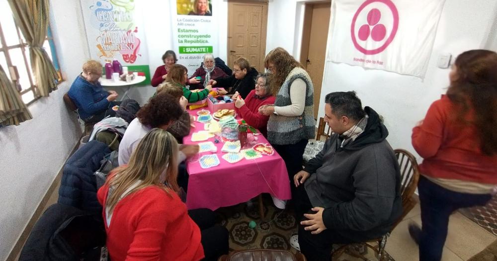 Tejedoras solidarias organiza el segundo encuentro para crear gorros y mantas