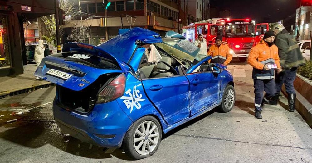 Tuvieron que cortar el techo del auto para rescatar a un joven atrapado