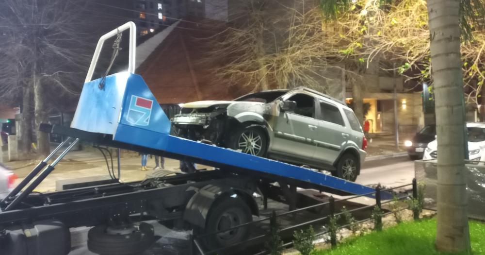 Una grúa de Trnsito se llevó la camioneta tras el incendio