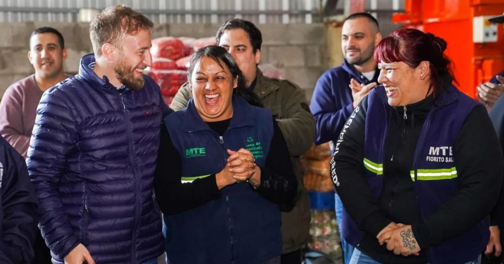 Federico Otermín junto a integrantes de la Cooperativa Jóvenes en Progreso