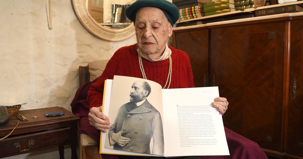 Rosa y una figura de su abuelo quien estuvo comprometido muy fuertemente en la política española