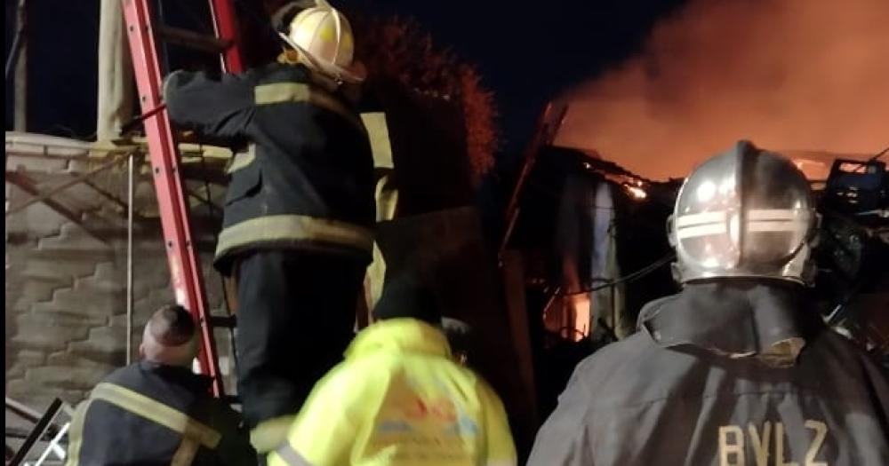Bomberos trabajaron para extinguir el fuego