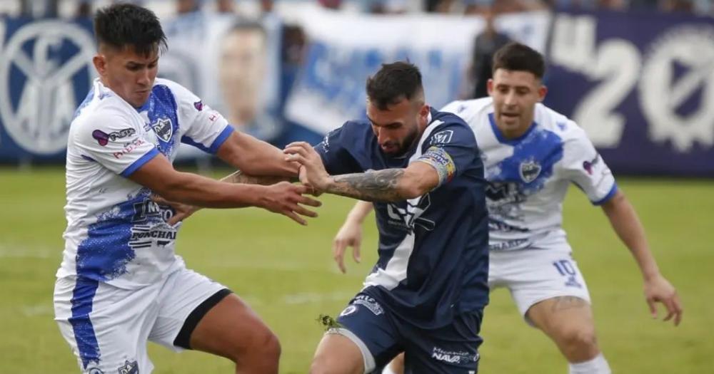Benaducci pasa entre dos de Midland