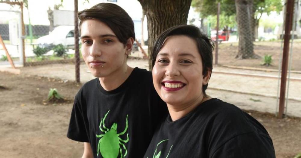 Anabel junto a su hijo quien increíblemente también padece Lyme