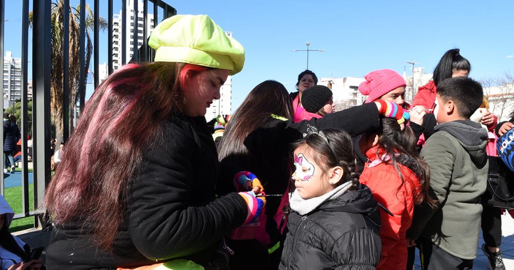 Las payasas de la Grigera le ponen arte y color a las vacaciones de invierno