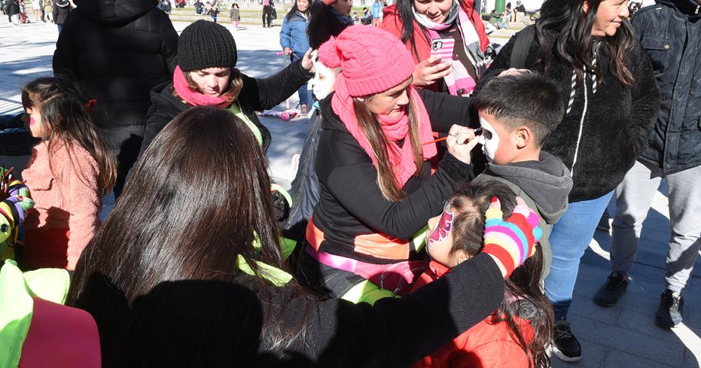 Las payasas de la Grigera le ponen arte y color a las vacaciones de invierno