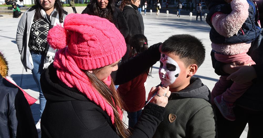 Las payasas de la Grigera le ponen arte y color a las vacaciones de invierno