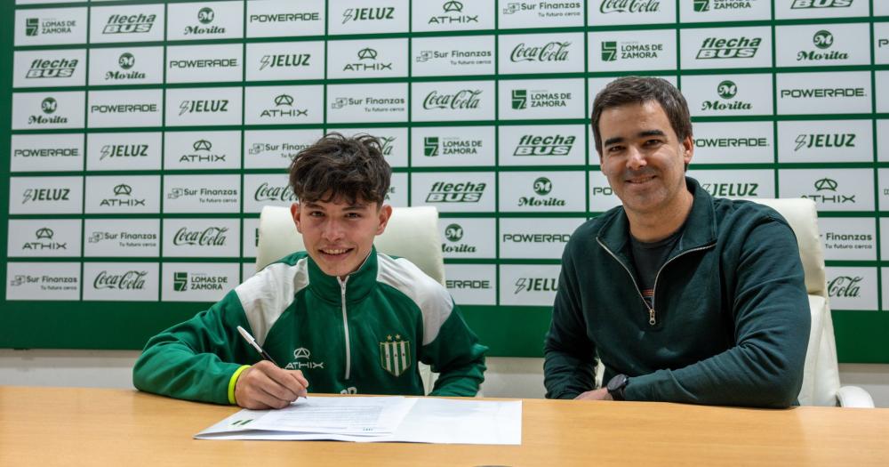 Piñero firmó su primer contrato en Banfield