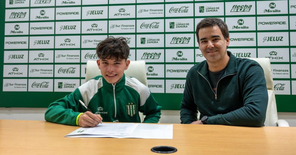 Piñero firmó su primer contrato en Banfield