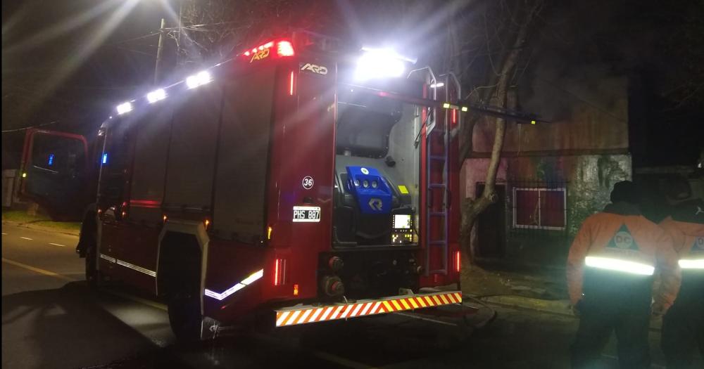 Bomberos de Lomas apagaron las llamas en una vivienda durante la madrugada