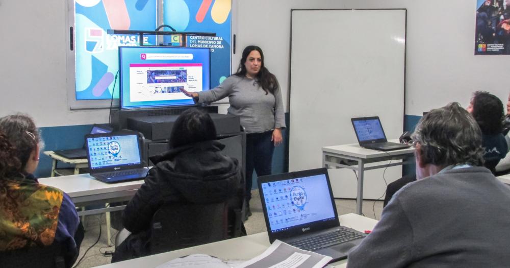 El lugar est equipado con computadoras y diferentes equipos